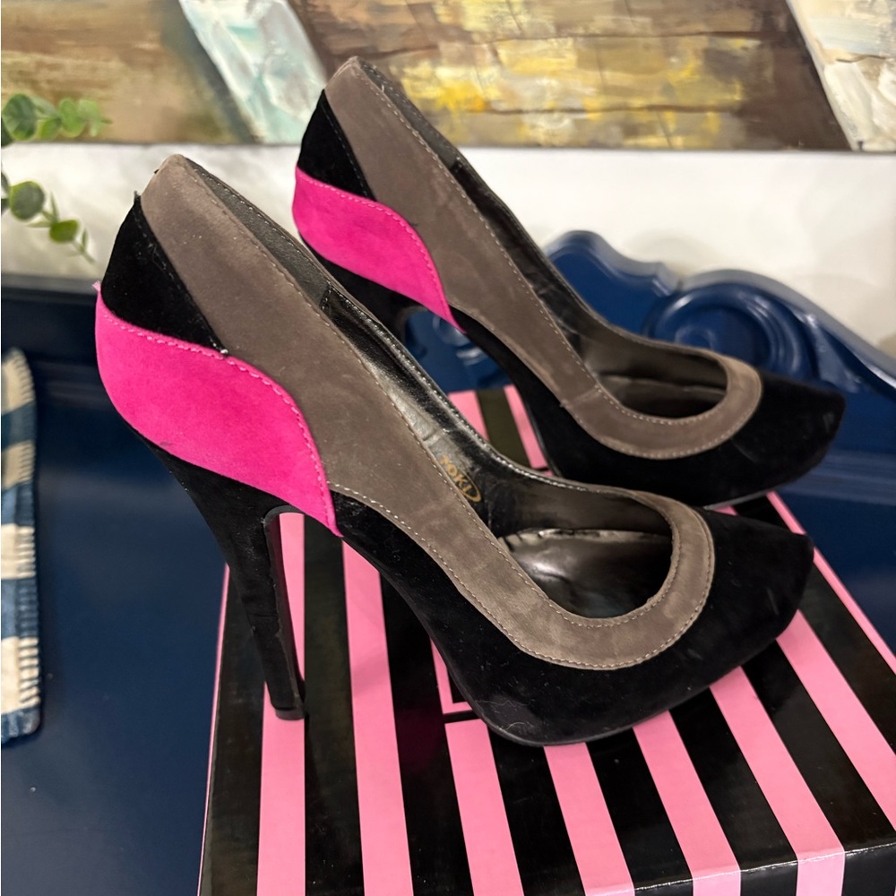 Yoki Elegant Black and Pink Women's Suede Stiletto Heels Size 6 NIB